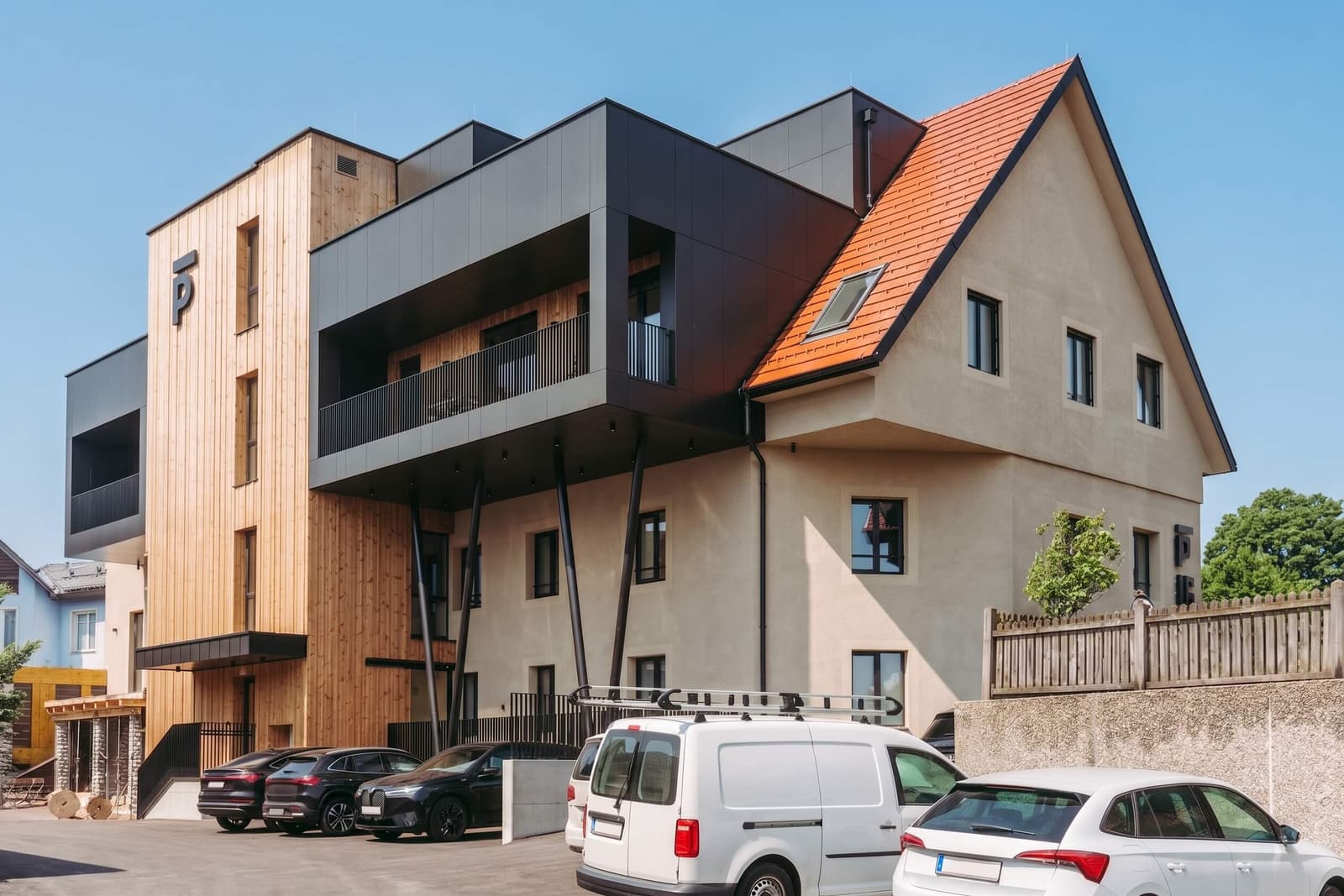 Parkplätze direkt am Wohlfühlzentrum mit Holzfassade